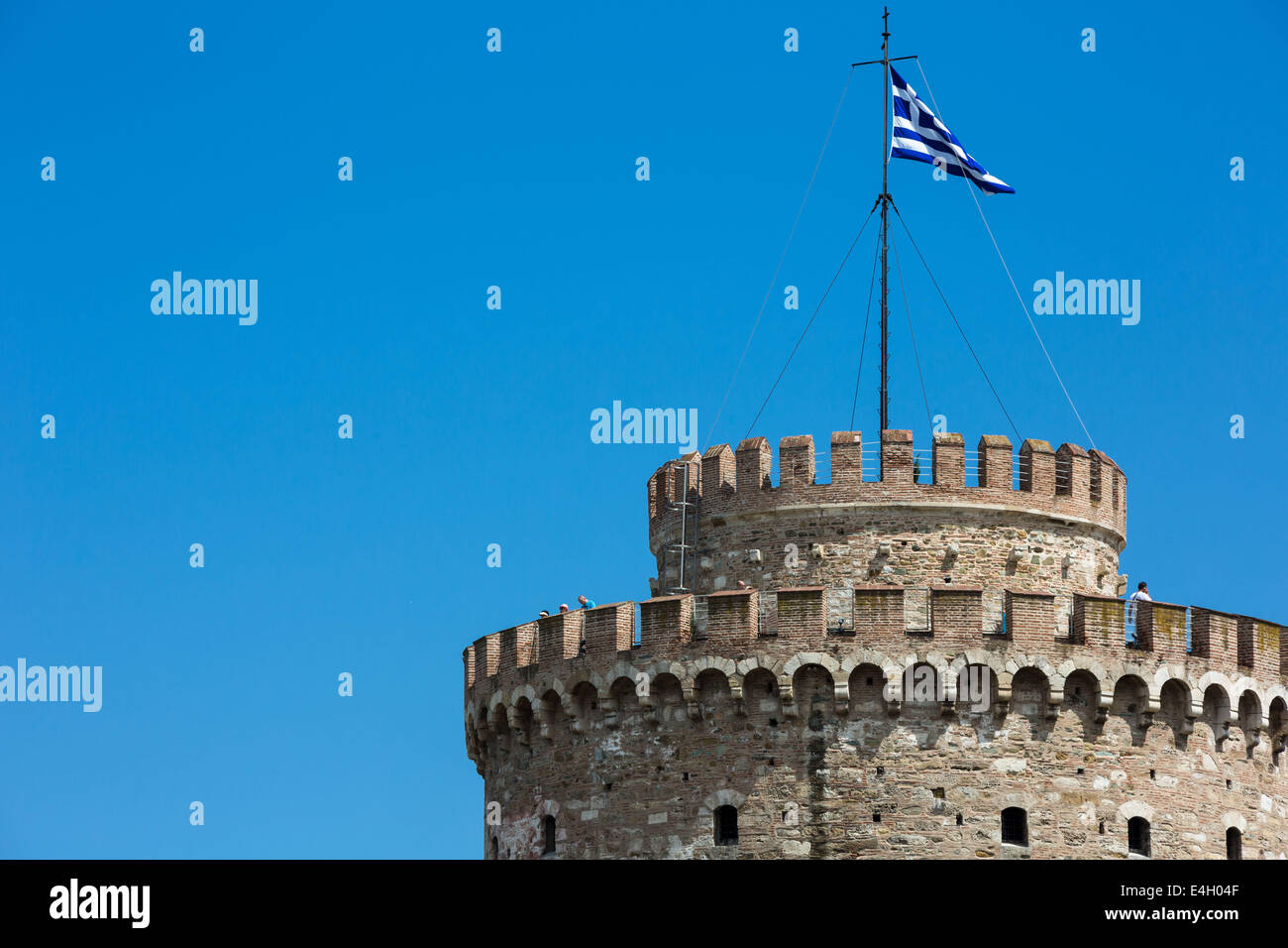 Thessaloniki, Greece. 11th July 2014. Tourists onto the city`s landmark, the White Tower in Thessaloniki, Greece. The Association of Greek Tourism Enterprises (SETE) increased its estimate for international tourist arrivals in 2014 to 19 million from 18.5 million last year. Thessaloniki, Greece on July 11, 2014. Credit:  Konstantinos Tsakalidis/Alamy Live News Stock Photo